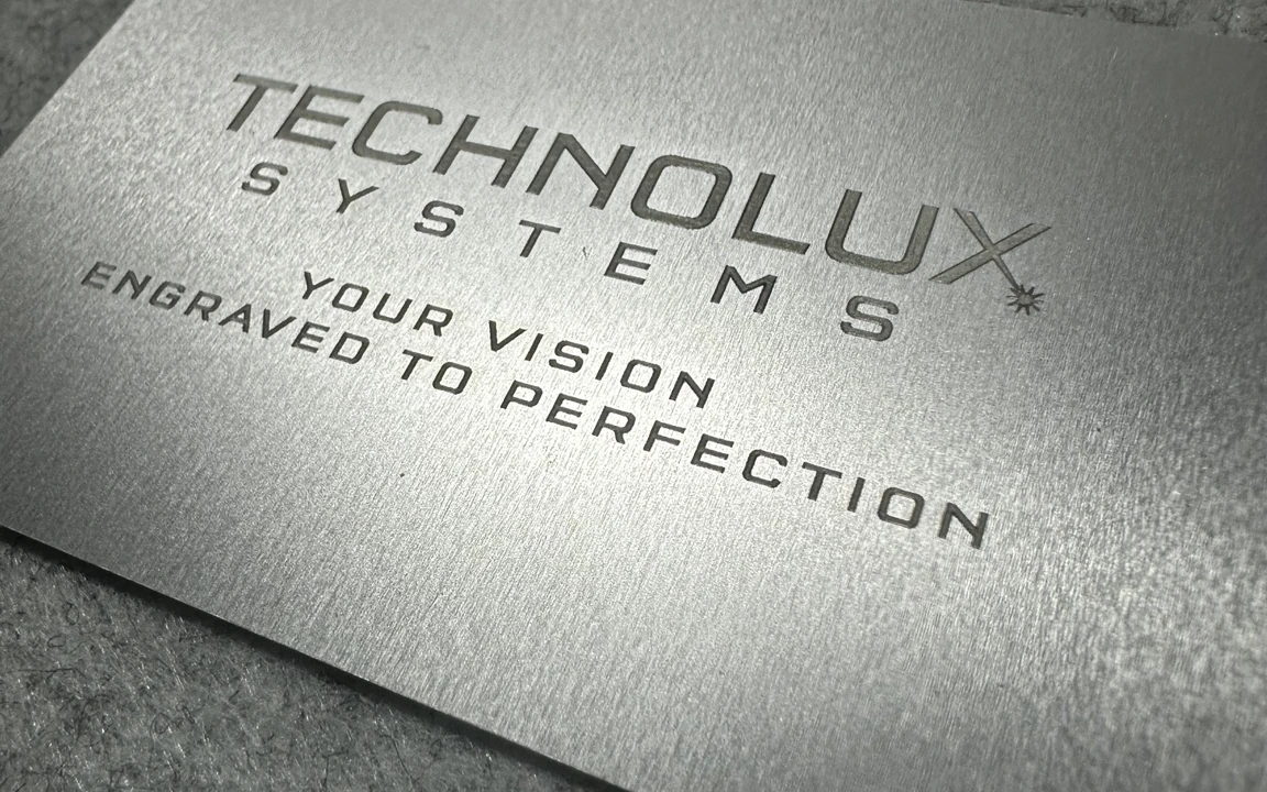 Lasergravierte Metallvisitenkarte mit Technolux Systems Branding